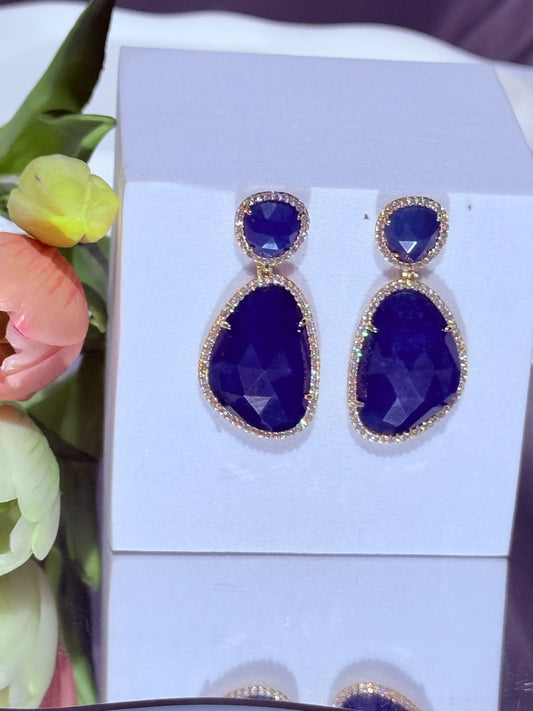 aros elegantes con piedra azul facetada y circones dorados