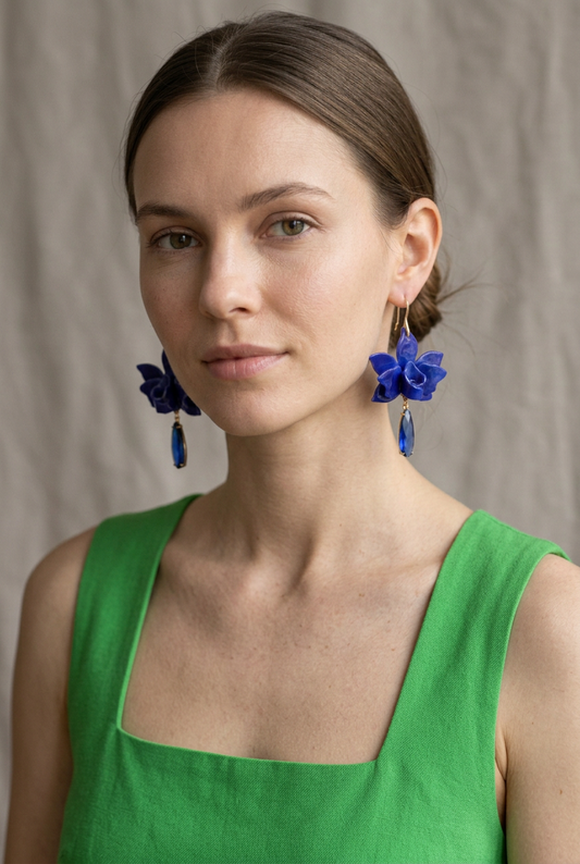Modelo con aros de acrílico, cristal facetado y baño de oro, diseño de flor con gota colgante, libres de níquel