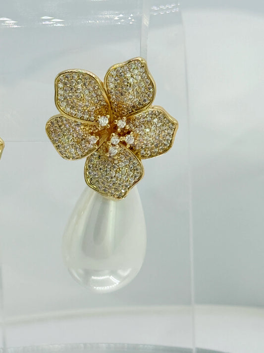 Aros flor circones y perla shell hipoalergénico fiesta matrimonio novia madrina