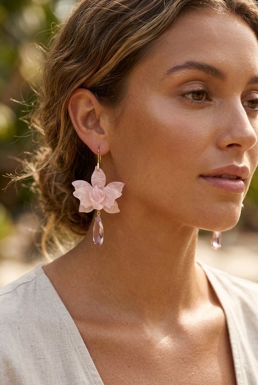 Aros flor de acrílico rosa pastel con gota de cristal y baño de oro