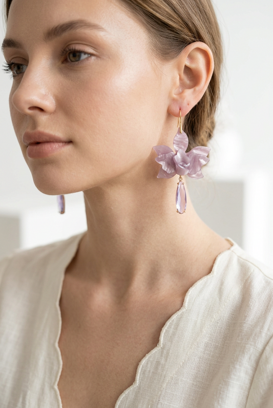 Aros flor de acrílico lila con gota de cristal y baño de oro