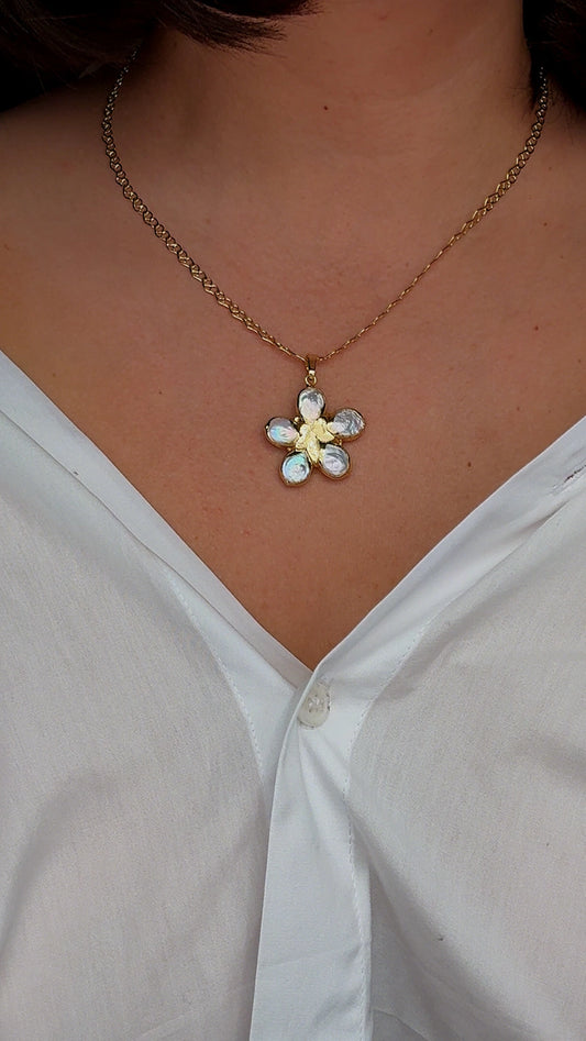 Collar dorado con colgante flor de perlas barrocas naturales