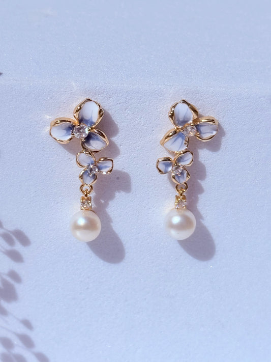 Aros pintados a mano en blanco y azul con perla natural hipoalergénicos bañados en oro
