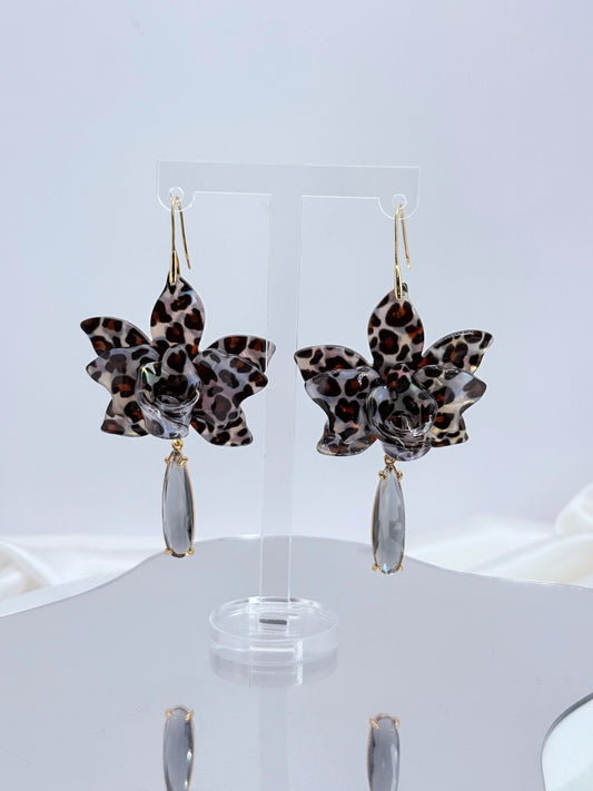 Aros flor animal print gris con gota de cristal