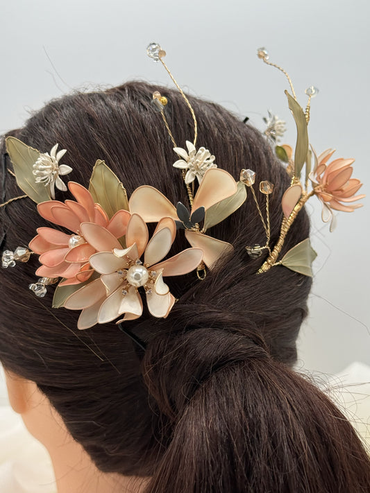 Tocado de novia flores en colores nude Damasco