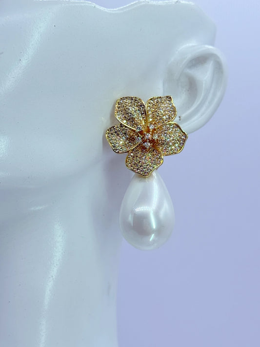 Aros flor circones y perla shell hipoalergénico fiesta matrimonio novia madrina