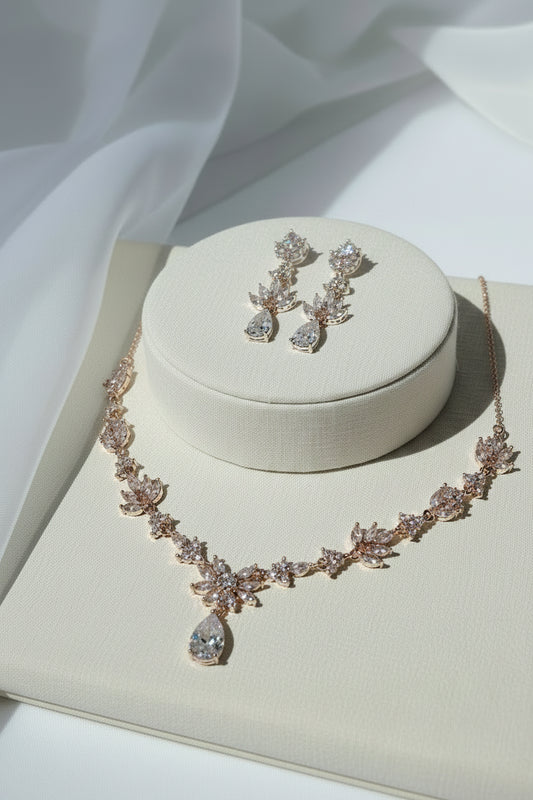 Conjunto de aros y collar con circones traslúcidos bañado en oro rosa