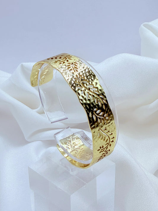 sta pulsera botánica bañada en oro 18K es perfecta para mujeres que buscan una joya elegante, artesanal y con inspiración natural única.