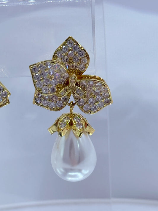 aros elegantes con perla shell lágrima y circones brillantes