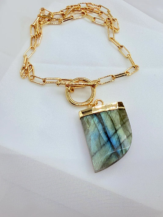 Collar de eslabones grandes bañado en oro con cierre tipo timón y colgante de piedra natural labadorita