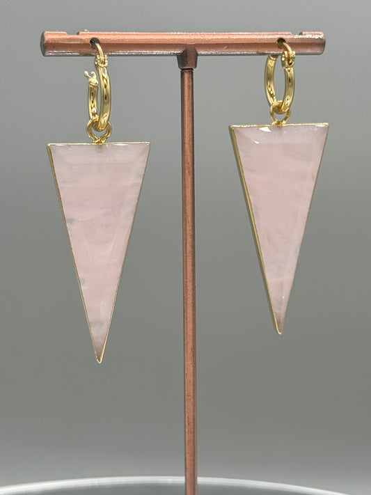 Aros de piedra cuarzo rosa natural cortada a mano en forma de triángulo, Baño de oro de 18K, hipoalergénico y libre de níquel