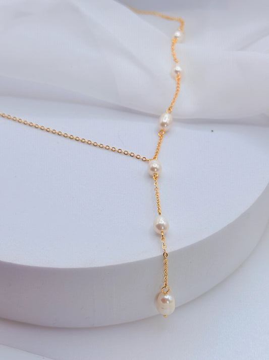 Collar de perlas naturales y baño de oro de 18K, asimétrico con forma de Y