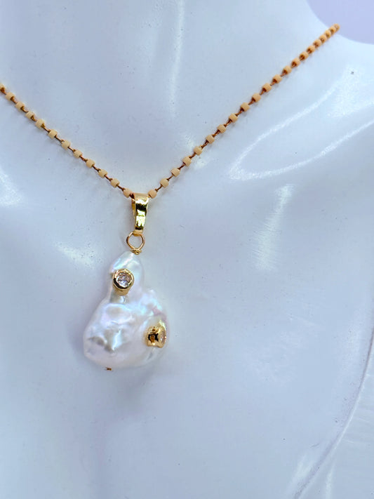 detalle collar perla barroca natural con circones bañado en oro
