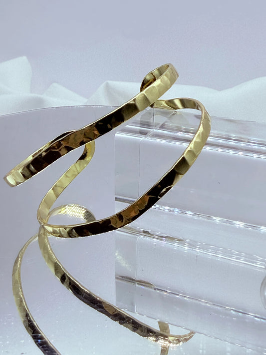 La Pulsera Esclava Doble Martillada Bañada en Oro 18K una pieza moderna y sofisticada