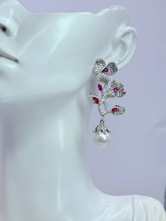 Aro floral circones traslúcidos fucsia perla shell puesto en oreja - La Merced Joyas