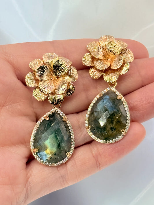 Aros flor dorada con labradorita natural y circones