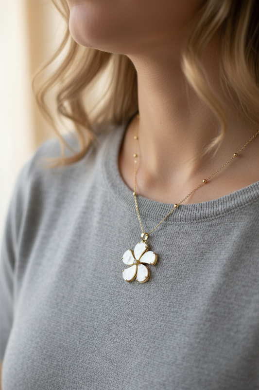 collar flor de nácar iridiscente con cuentas doradas diseño elegante femenino