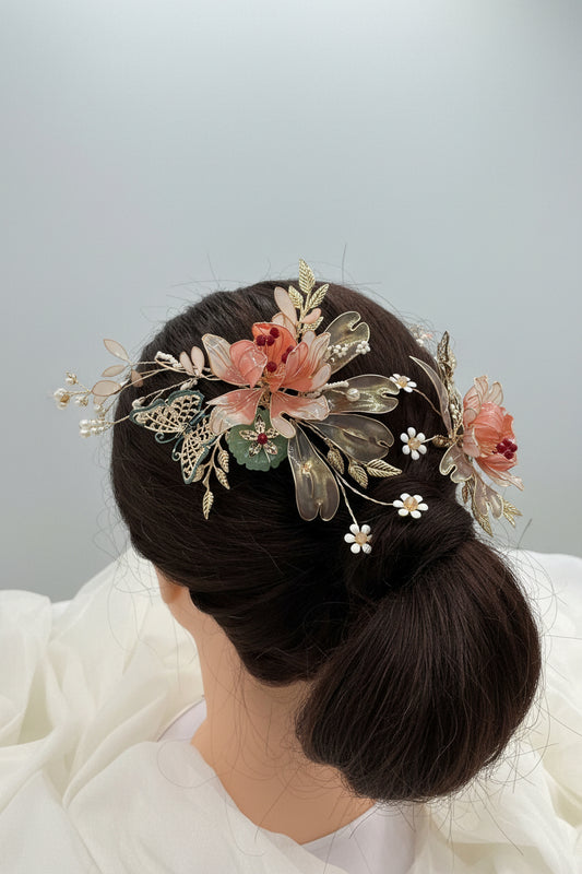 Tocado de novia Floral con detalles de mariposas pintadas en colores damasco y dorado
