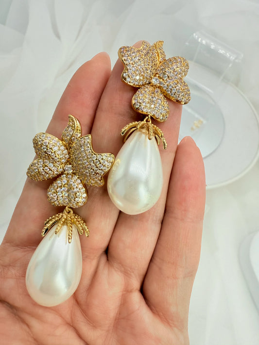 Aros de Perla y Circonitas - Flor de 3 pétalos