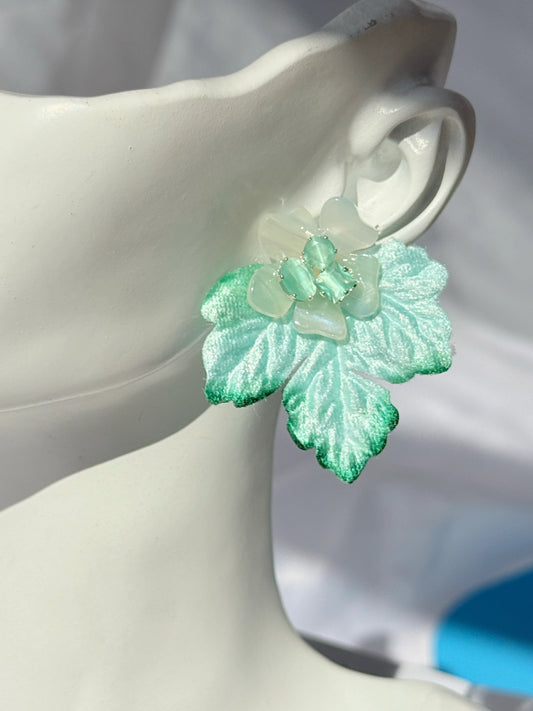 Aros hoja de terciopelo verde menta Flor de Luz, grandes y livianos