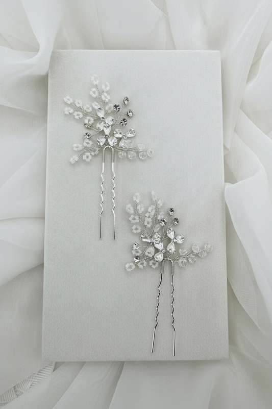 Set de dos pins de novia estilo romantico en color plata y blanco