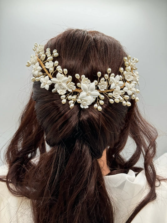 Tocado de novia flores de porcelana y perlas, estilo clásico romántico y elegante