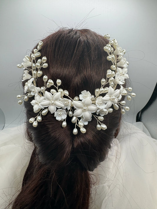 Tocado de novia de flores de porcelana y perlas ideal para peinados semi recogidos