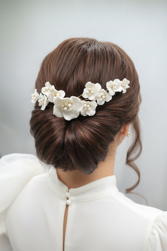 tocado de novia con flores de porcelana blanca