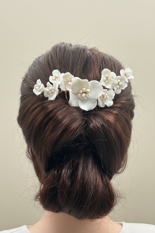 tocado de novia con flores de porcelana blanca