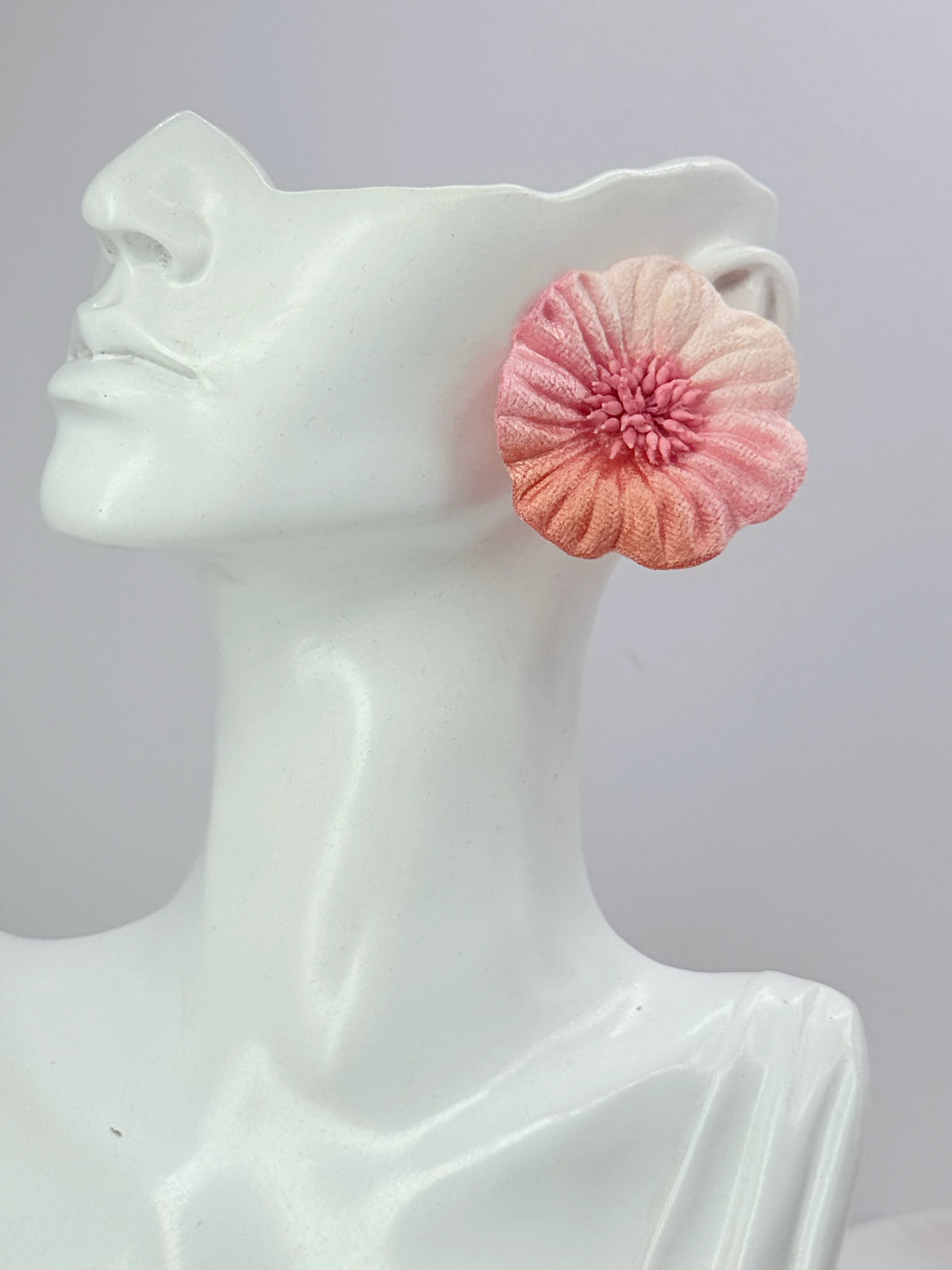 Aros maxi flor de terciopelo degradé rosa pastel, grandes y livianos