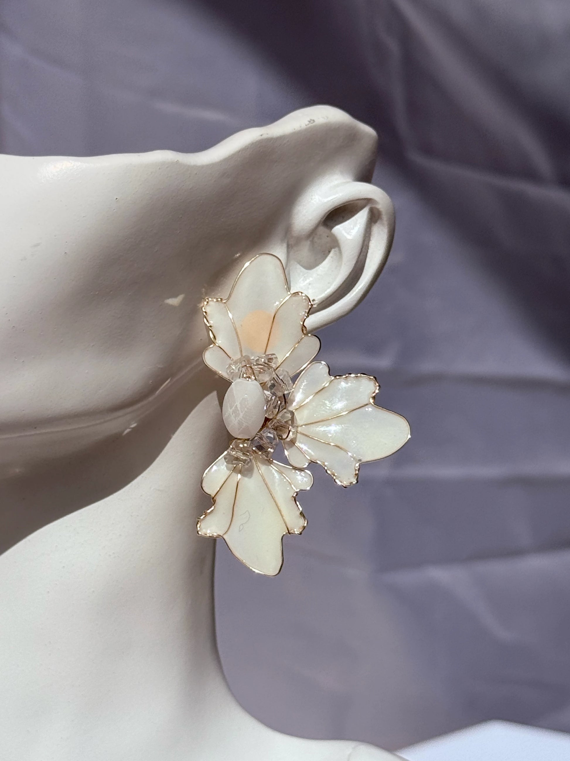 aros flor blanco mate con cristales elegantes livianos y libres níquel