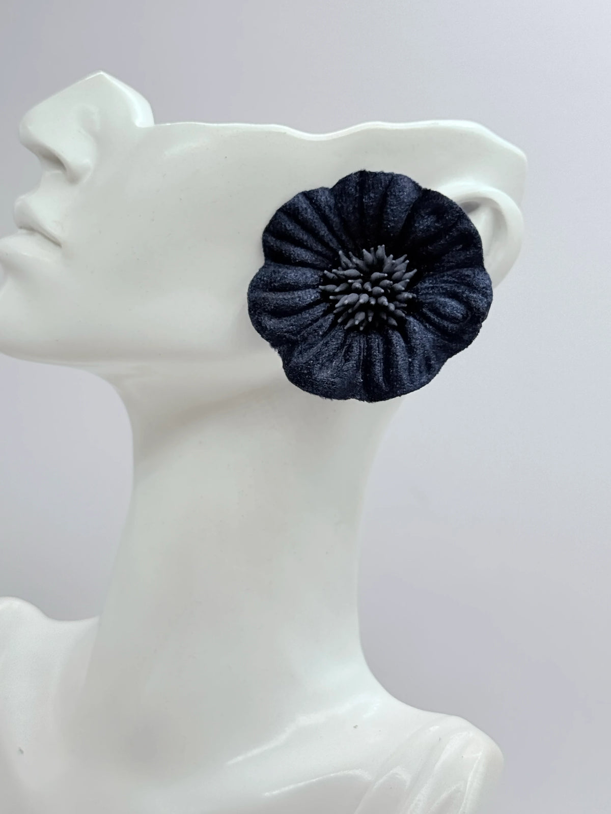 Aros maxi flor de terciopelo azul marino, grandes y livianos