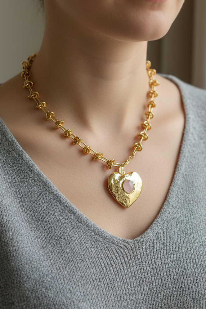 collar corazón con cuarzo rosa bañado en oro e hipoalergénico usado por mujer