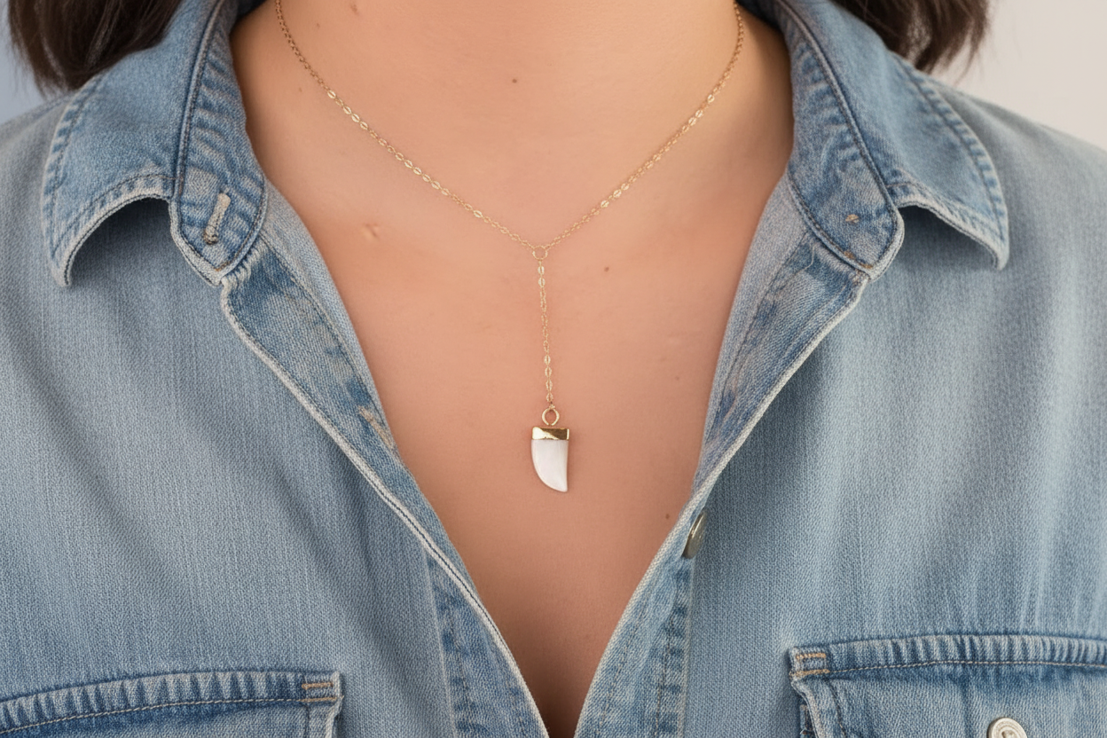 Modelo usando collar diente de nácar en cadena Y bañada en oro 18K