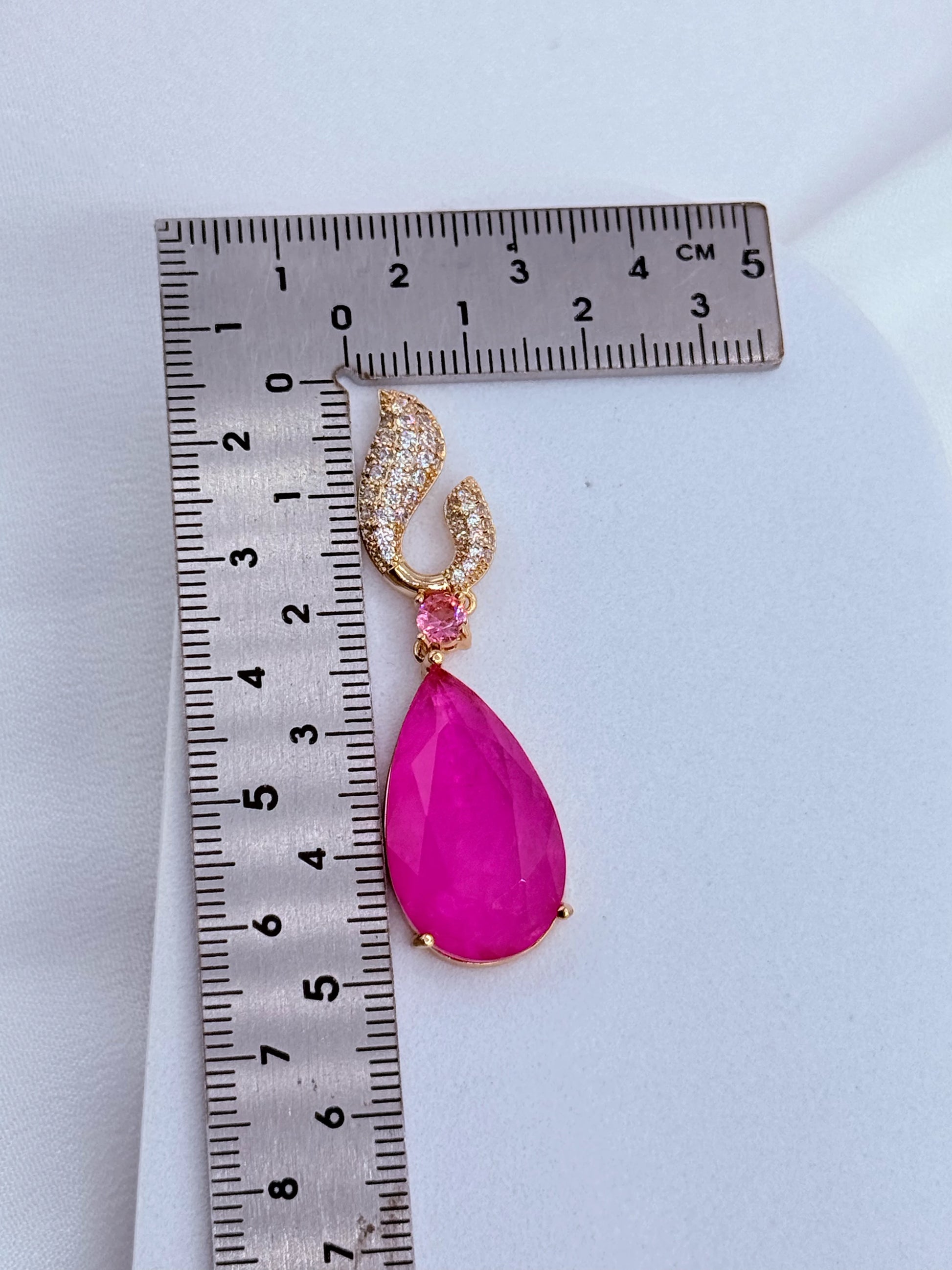 Aros base circonitas y lágrima ágata fucsia oro 18K - largo 4,8 cm - La Merced Joyas
