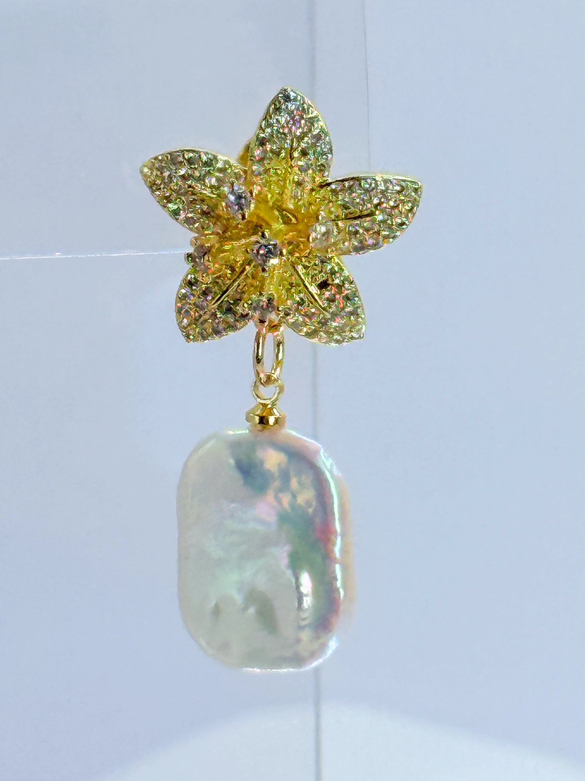 aros bañados en oro 18k flor con circones y perla barroca natural novias madrinas fiesta 