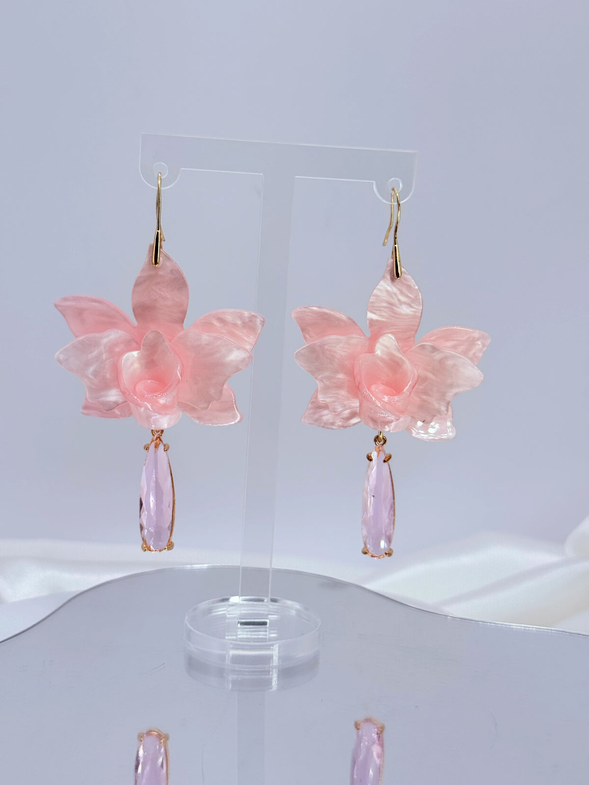 Aros flor de acrílico rosa pastel con gota de cristal y baño de oro