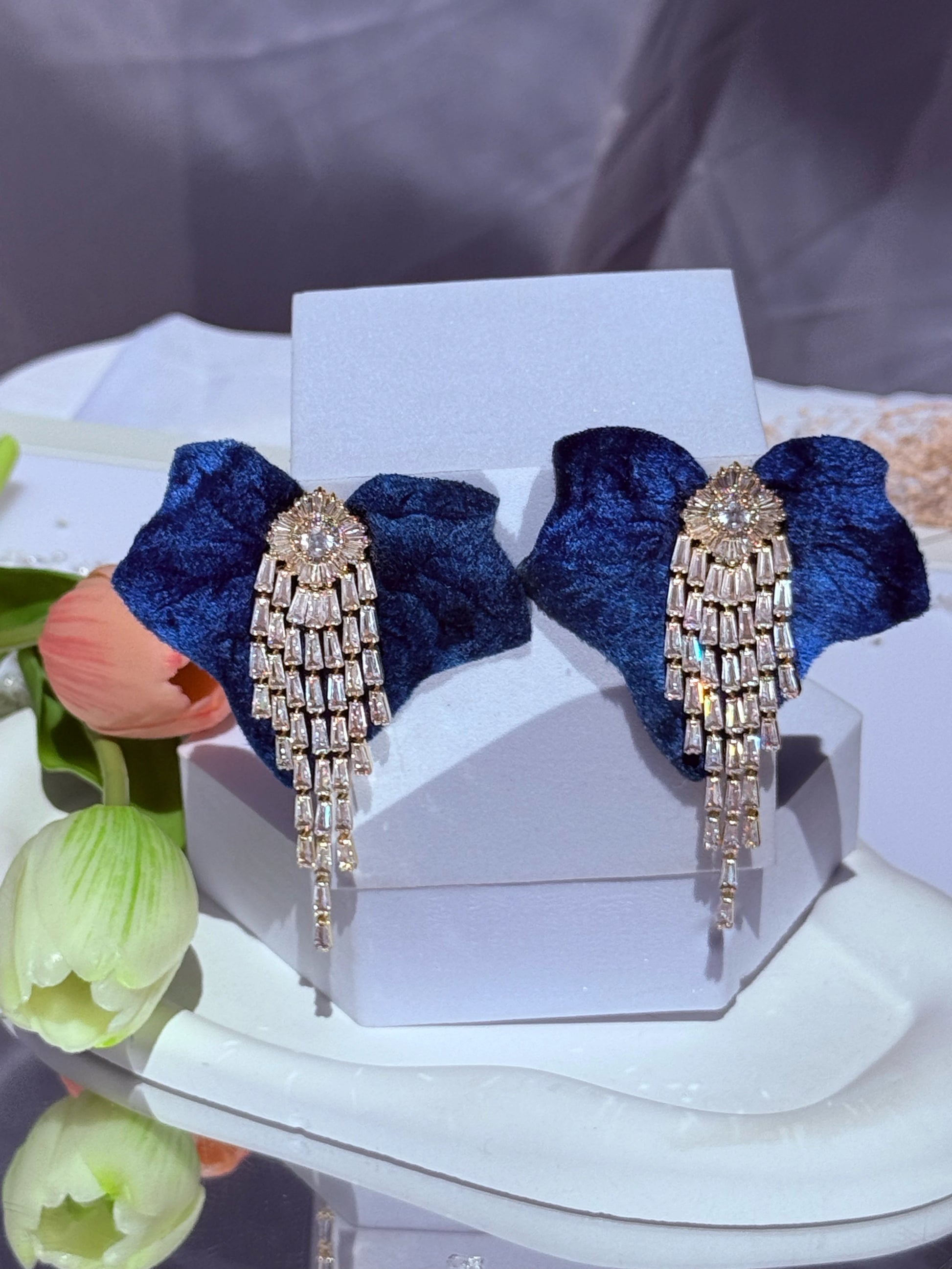 aros terciopelo azul con cascada de circones bañados en oro Diseño exclusivo aros de autor aros de fiesta alta noche 