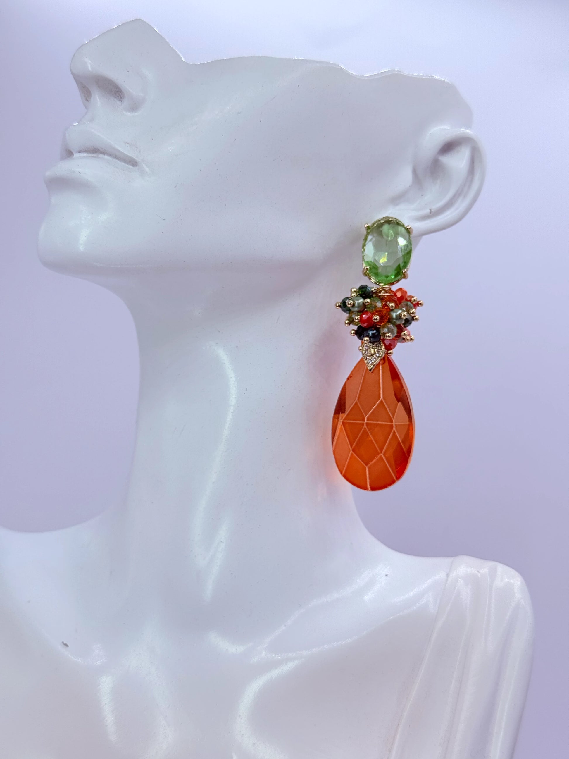 aros racimo bora bora bañados en oro con cristales facetado naranjo y verde par - La Merced Joyas