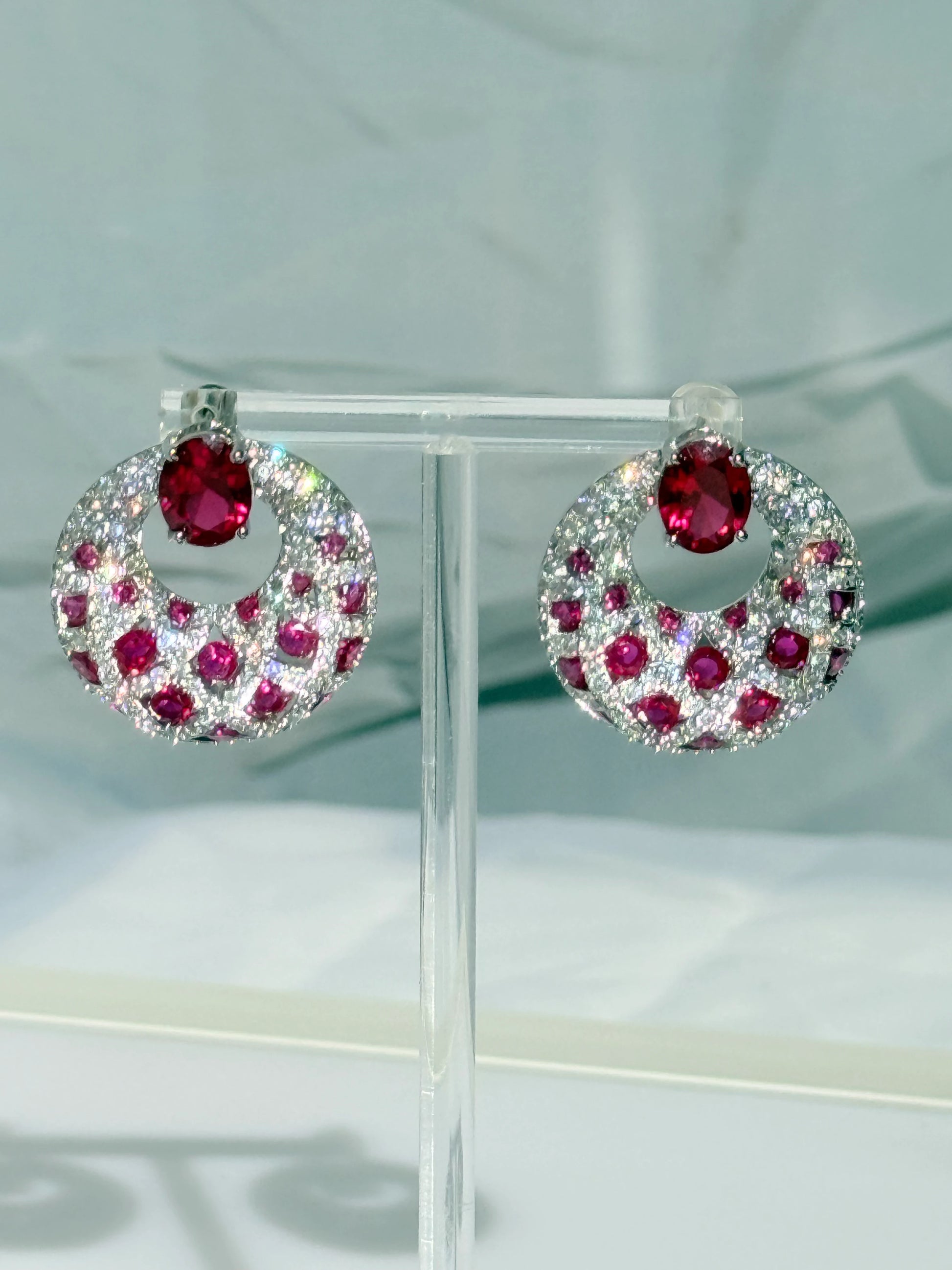 Aros circones rojo rubí y traslúcidos plata 925 bañado en rodio 