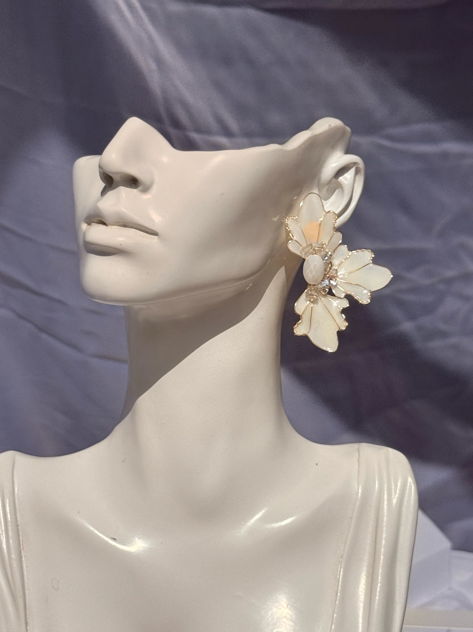 aros flor blanco con cristales ideales para regalo
