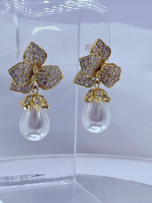 aros flor con circones y perla shell lágrima baño oro 18k