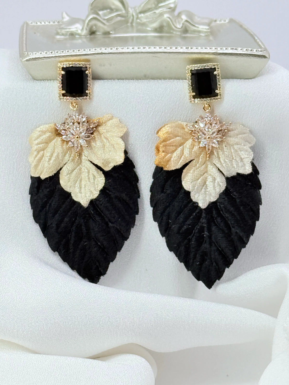 Aros doble hoja de terciopelo negro y dorado, grandes y livianos