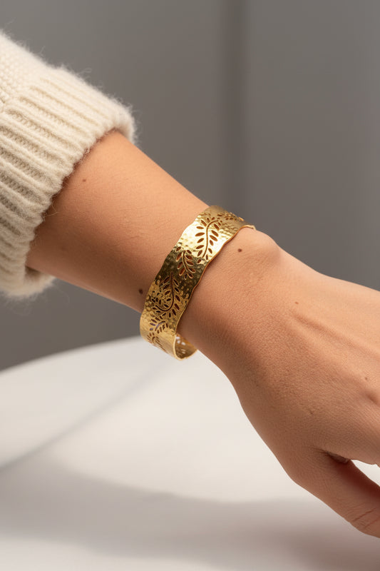 sta pulsera botánica bañada en oro 18K es perfecta para mujeres que buscan una joya elegante, artesanal y con inspiración natural única.