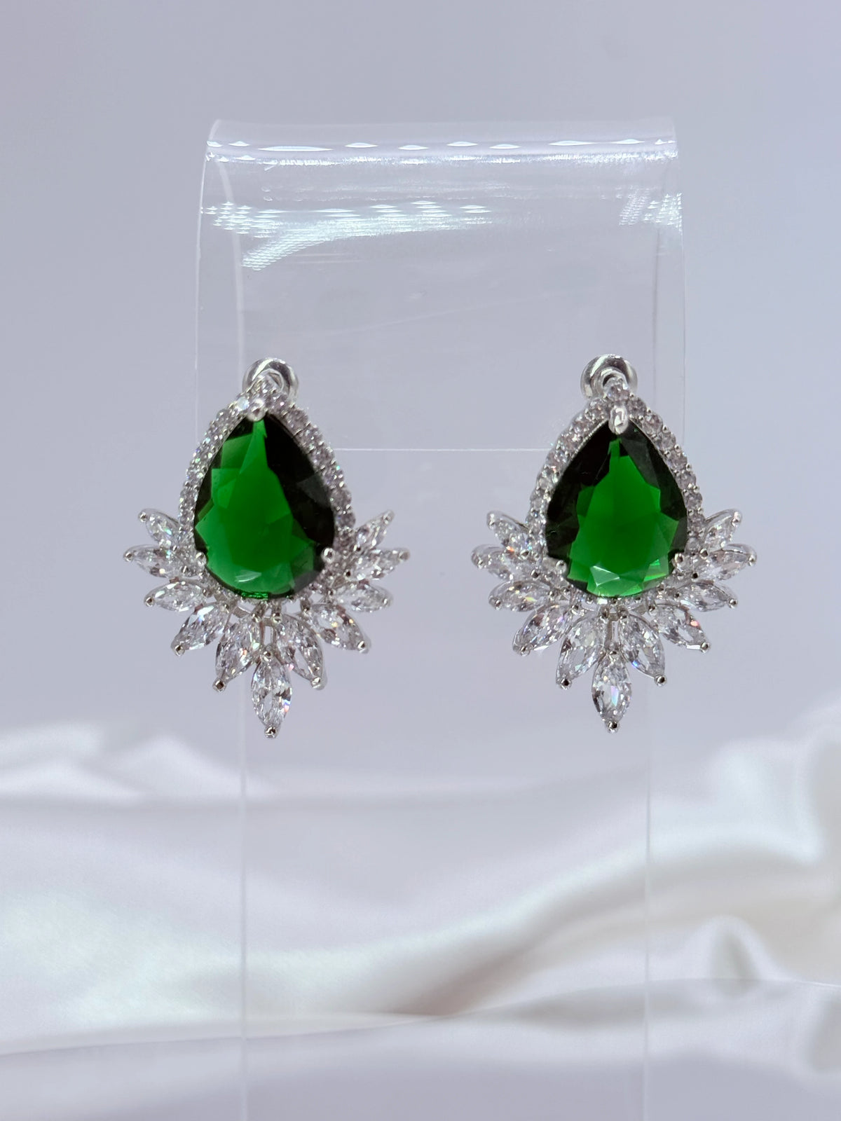 Aros de circón gran gota de color con halo de circones traslúcidos