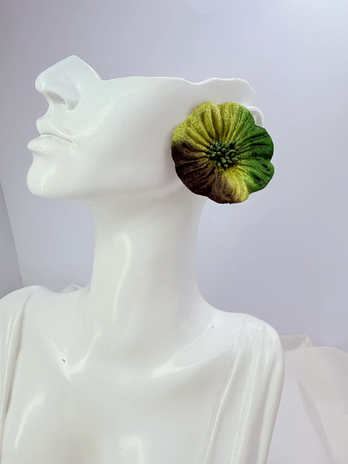 Aros maxi flor de terciopelo degradé verde, grandes y livianos