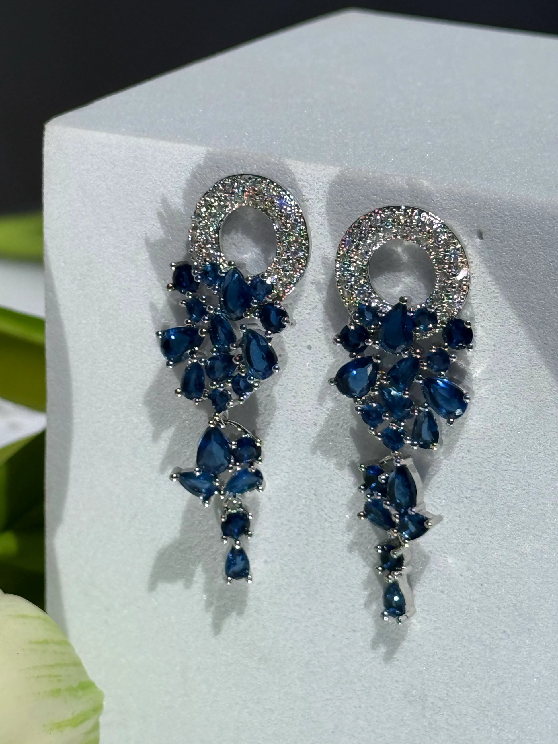 aros plata y azul profundo con circones brillantes elegantes