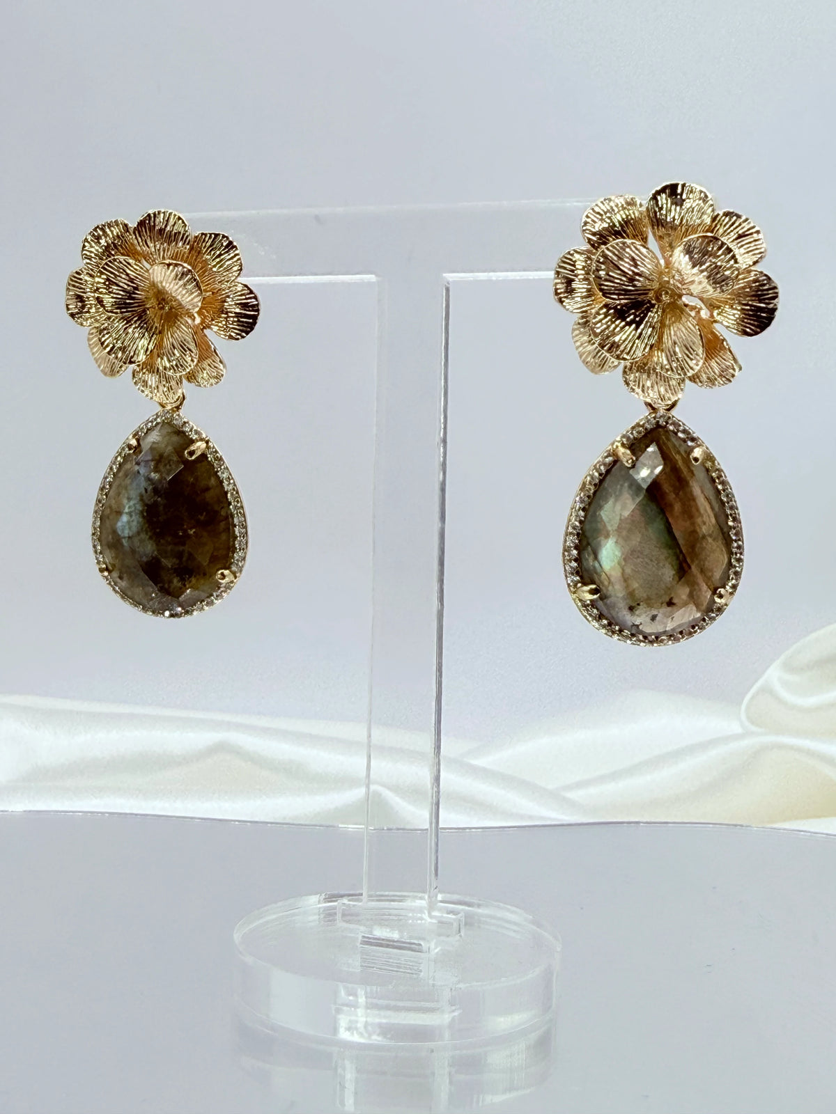 Aros flor dorada con labradorita natural y circones