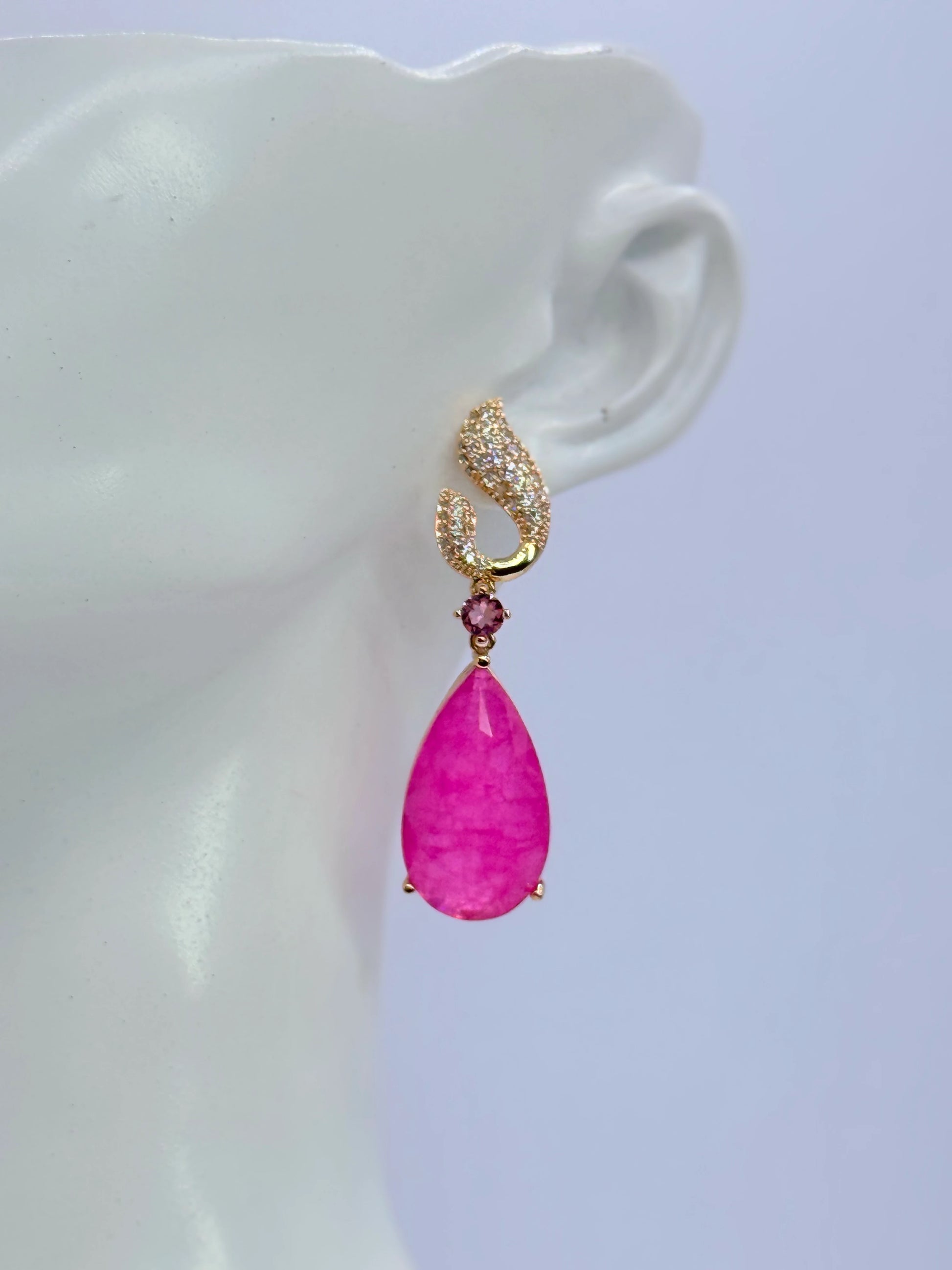 Aros base circonitas y lágrima ágata fucsia oro 18K - largo 4,8 cm - La Merced Joyas
