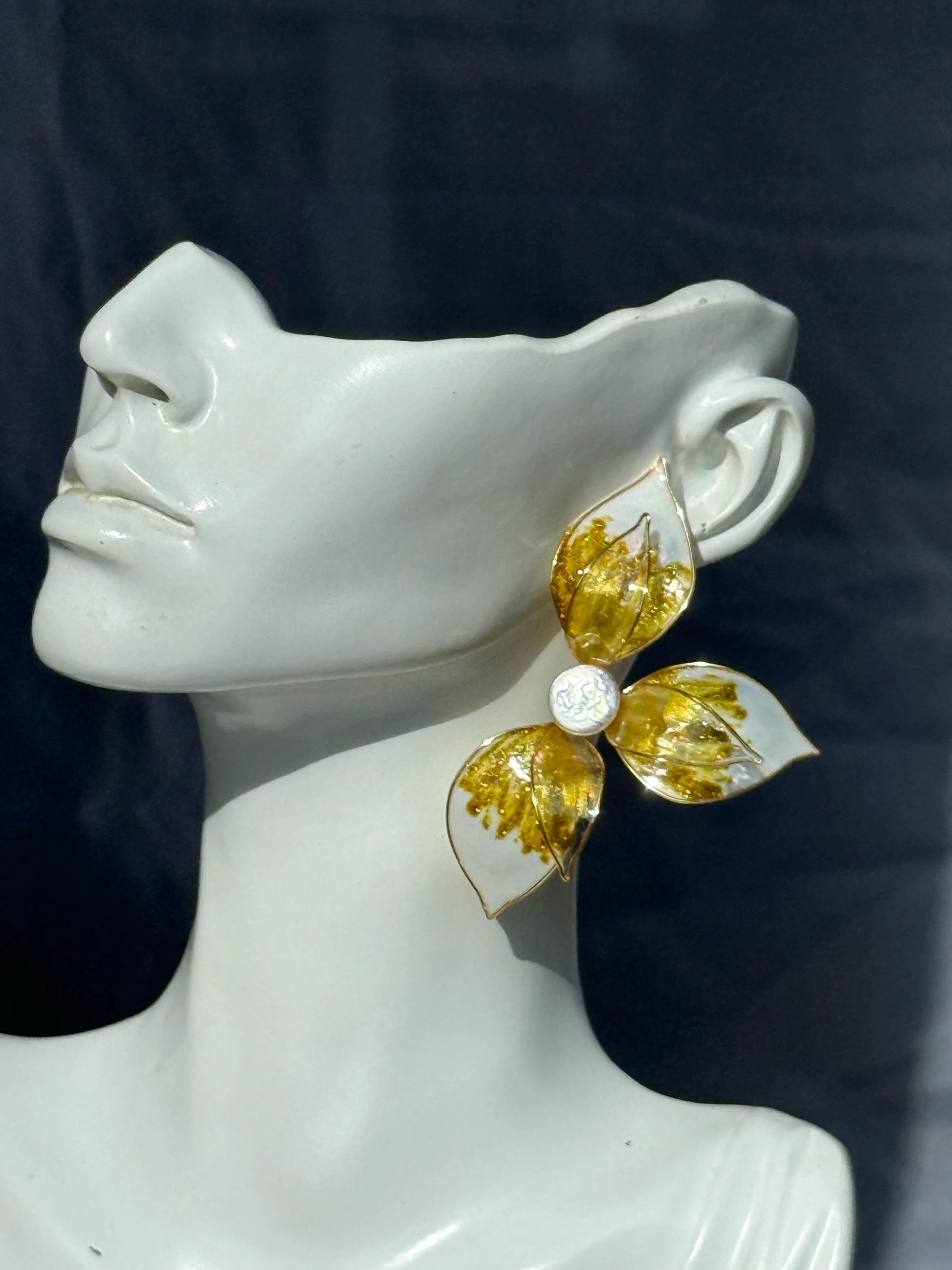 aros flor dorada y Blanca grandes y ultra livianos con cristales checos